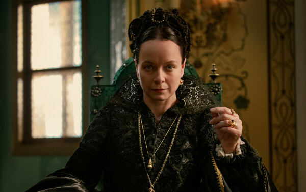 Samanthan Morton est Catherine de Médicis dans la série Starz The Serpent Queen. 
