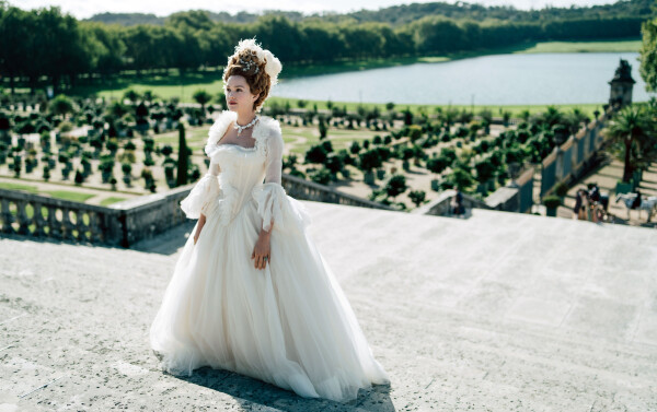 L’actrice Emilia Schüle prête ses traits à Marie-Antoinette dans la nouvelle série de Canal +. 