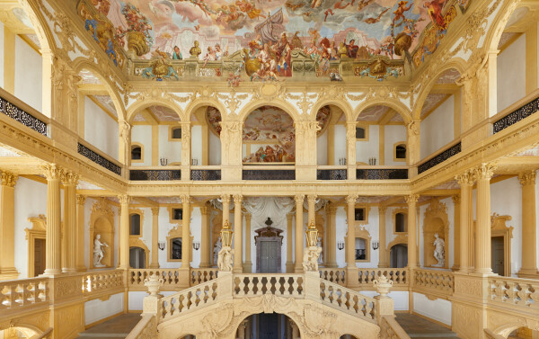 Les 19 et 20 juin 2023, La comtesse Benedicta von Schönborn-Wiesentheid va proposer sa maison de famille sur Airbnb, qui a servi de tournage à la série "L'Impératrice", sur la vie de Sissi. 