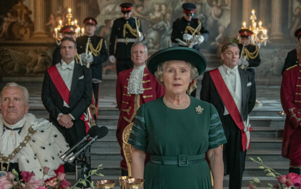 Pour cette saison 5, Imelda Staunton se glisse sous les traits d'Élisabeth II, qui, dans les années 90, traverse de nombreuses tempêtes, aussi bien dans sa vie privée que dans sa vie publique. 