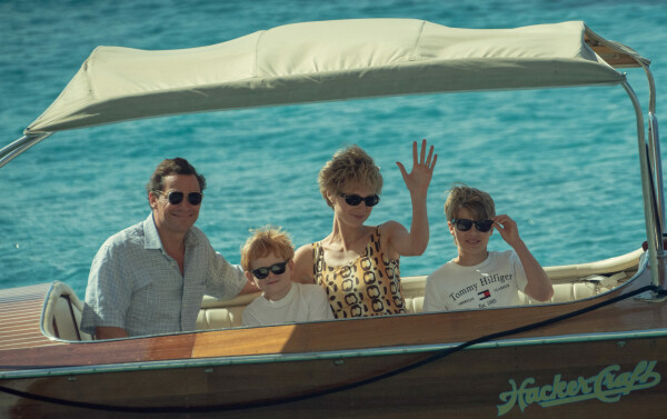 Elizabeth Debiki et Dominic West campent le couple royal qui, en 1991, en Italie, veulent encore donner l'image d'une famille parfaite, avec leurs fils, William et Harry. 