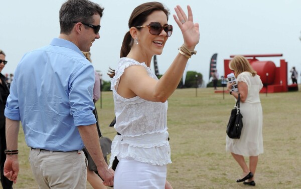 Le prince héritier Frederik et la princesse héritière Mary du Danemark à Bondi, à Sydney en Australie, le 20 novembre 2011. 