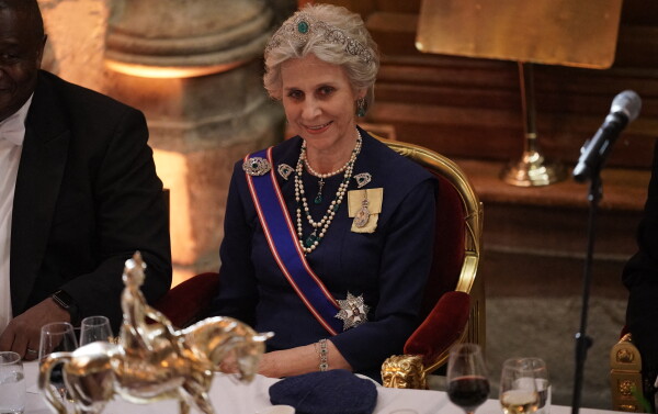 La duchesse de Gloucester, Birgitte van Deurs, portait la tiare Honeysuckle de la reine Mary à l'occasion d'un dîner donné en l'honneur du président sud-africain. 