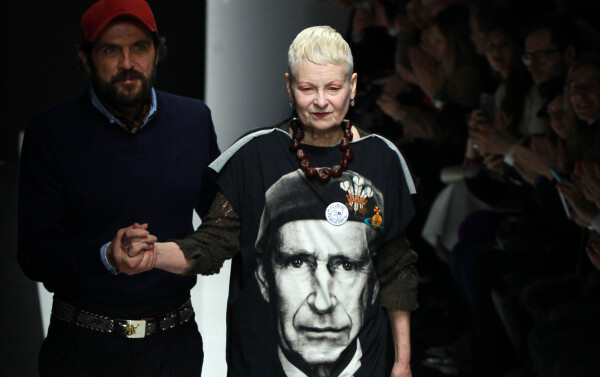 A la fin de son défilé automne hiver du 18 janvier 2015, la styliste est apparue en arborant un t-shirt de Charles III, alors prince de Galles. 