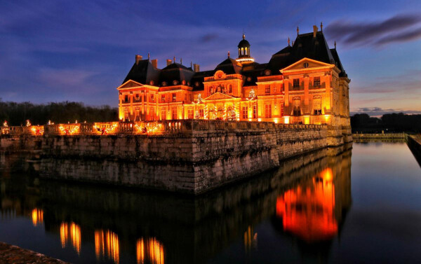 Le château de Vaux-le-Vicomte, plus grand château privé français, appartenant depuis  1967 à la famille Vogüé. 
