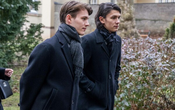 Nikolai et Felix de Montpezat au service commémoratif en hommage à la mère d'Alexandra Manley, comtesse de Frederiksborg, Christa Manley, le 27 janvier 2023 à Vienne. 