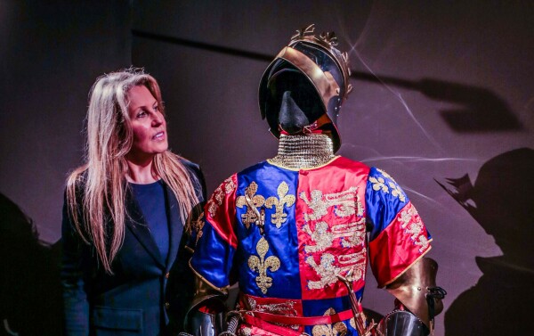 Philippa Langley au côté de l’armure de Richard III créée pour le film The Lost King. 