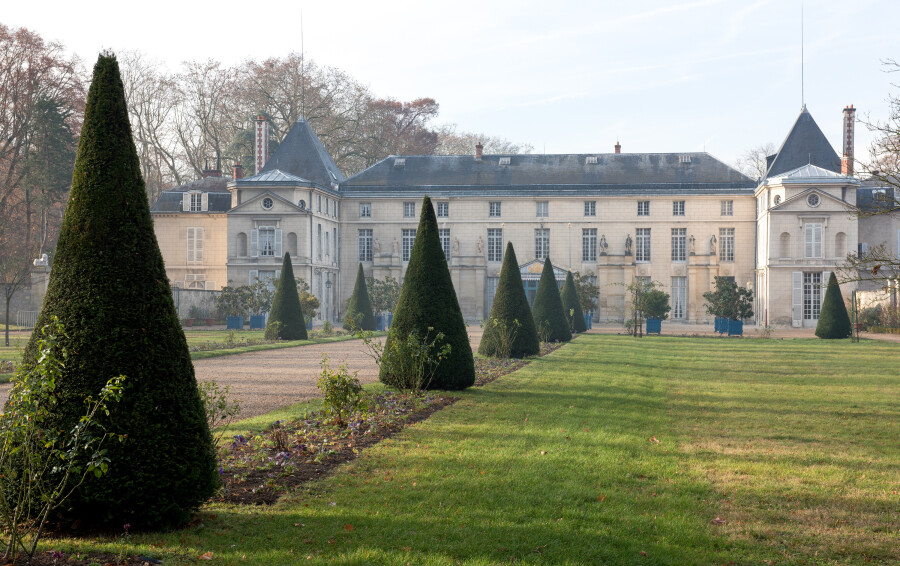 Située à une demi-heure de Paris, cette maison de campagne devenue palais est habitée par le mystère d’une impératrice pour le magazine Point de Vue