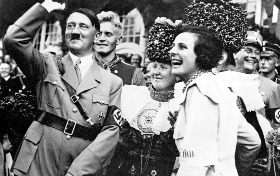 Leni Riefenstahl et Adolf Hitler en 1967