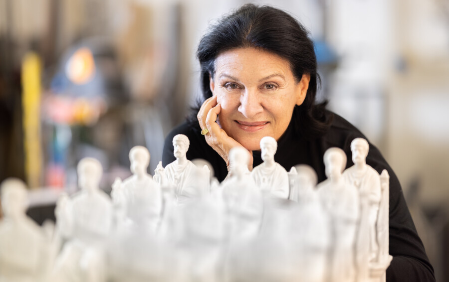 Paloma Picasso expose une table basse réalisée avec ces statuettes de saint Pierre en porcelaine de la maison Ginori 1735 à la Galerie du Passage.
