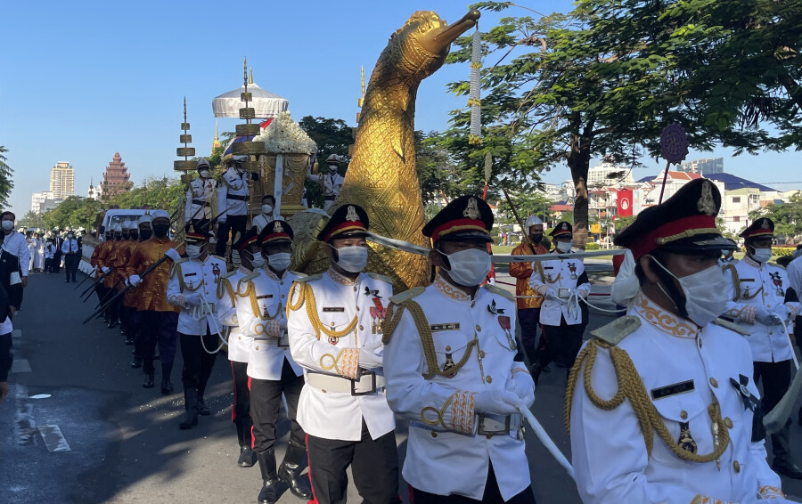 Le tombeau de Ranariddh défile sur un char funéraire à Phnom Penh, au Cambodge.