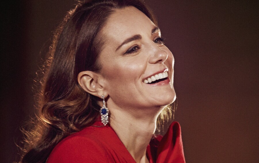 La duchesse de Cambridge, au piano, accompagne le chanteur Tom Walker lors de l'interprétation de la chanson 'For Those Who Can't Be Here'.