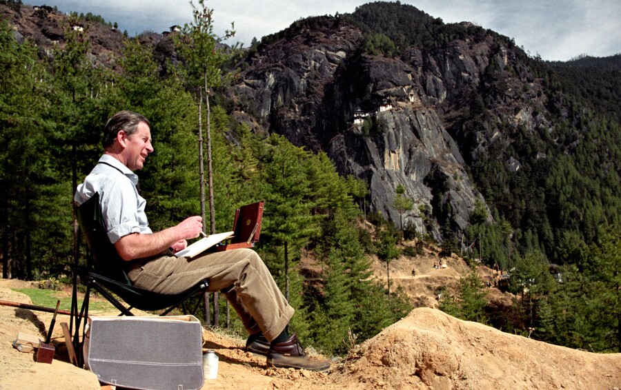 Le prince Charles peint en plein air, ici dans l’Himalaya du Bhoutan, en 1998.