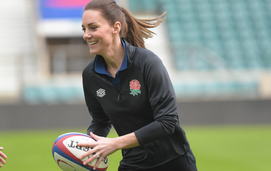 Kate, nouvelle marraine de la Rugby Football League et de la Rugby Football Union, a participé à une session d'entraînement des rugbymen et rugbywomen anglais, le 2 février 2022, au stade de Twickenham.