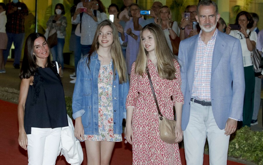 La reine Letizia et Felipe VI se tiennent de part et d'autre de leurs filles l'infante Sofia et la princesse Leonor.