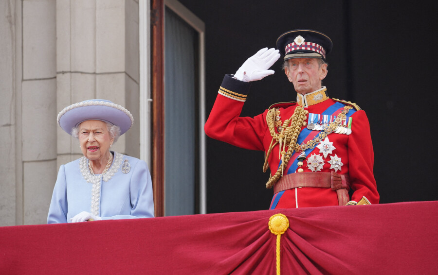La reine Élisabeth II et le duc de Kent au balcon de Buckingham pour le Trooping the Colour, le 2 juin 2022.
