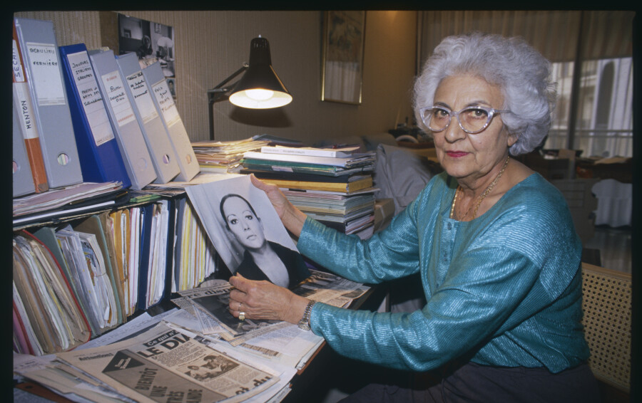 Renée Le Roux, photographiée ici en 1989, tient dans ses bras un cliché de sa fille Agnès disparue depuis 1977.