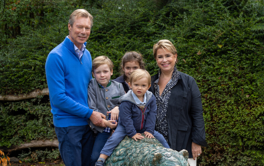 Le Grand-duc et la Grande-duchesse, accompagnés de leurs petits-enfants, les princes Charles, Liam et la princesse Amalia.