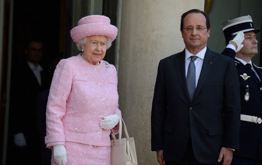 La reine Élisabeth II accueillie par François Hollande à l'Élysée le 5 juin 2014.