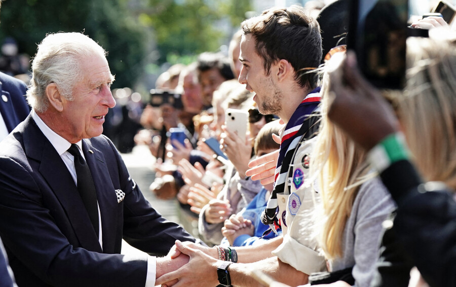 Le roi Charles rencontre des personnes dans la file d'attente le long de la Tamise près de Lambeth Bridge, à Londres, alors qu'ils attendent de voir le cercueil de la reine Élisabeth II, le 17 septembre 2022.
