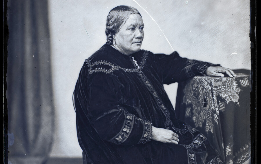 Pomare IV, plus âgée, photographiée par Paul-Émile Miot.