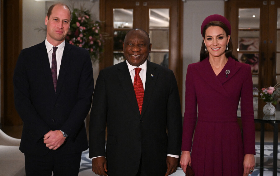 Kate, William et le président sud-africain Cyril Ramaphosa, à l'hôtel Corinthia, de Londres, le 22 novembre 2022.