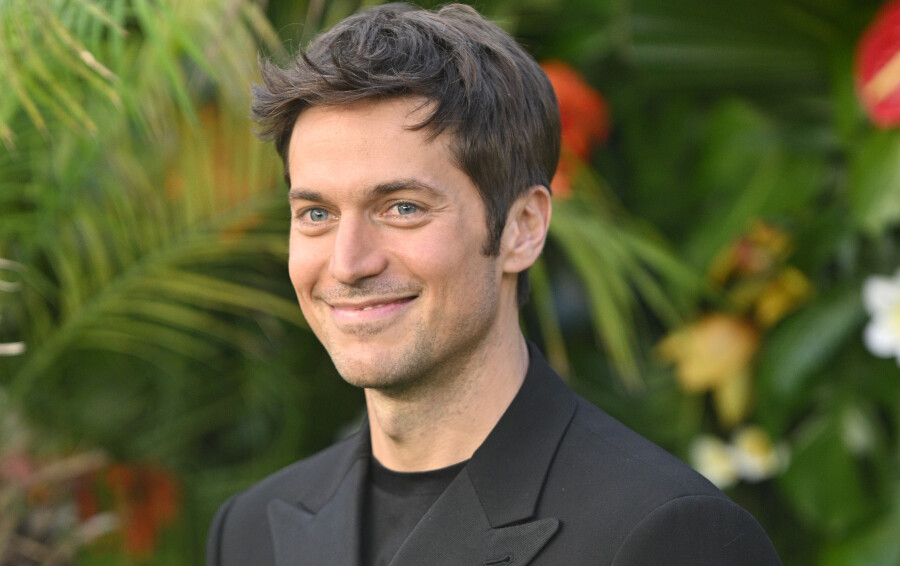 Lucas Bravo en septembre 2022 à Londres.