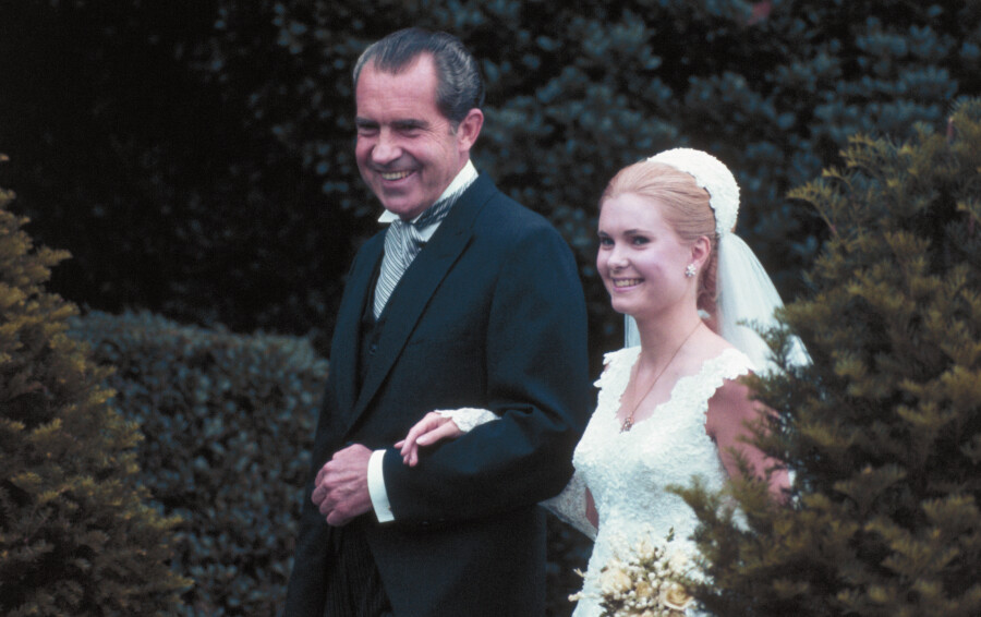 Richard Nixon escorte sa fille Tricia de la Maison Blanche à la roseraie pour son mariage avec Edward Finch Cox, le 12 juin 1971.
