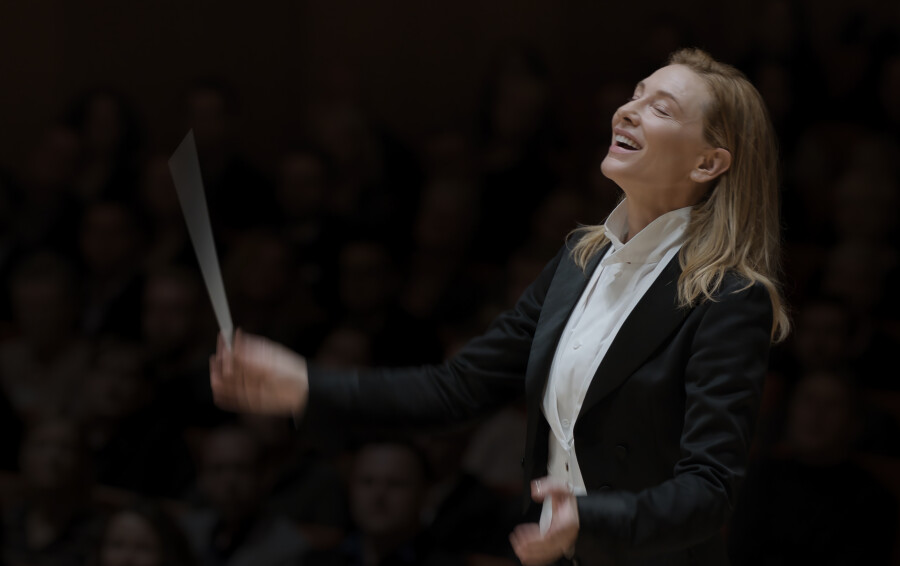 Cate Blanchett incarne Lydia Tár dans le film Tár réalisé par Todd Field.
