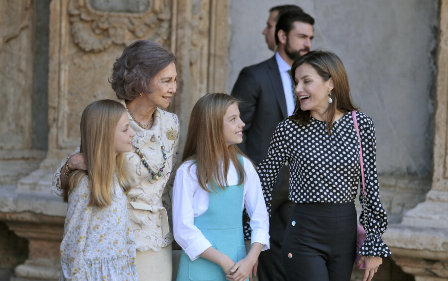 Les reines Sophie et Letizia d'Espagne à la sortie de la messe de Pâques le 1er avril 2018