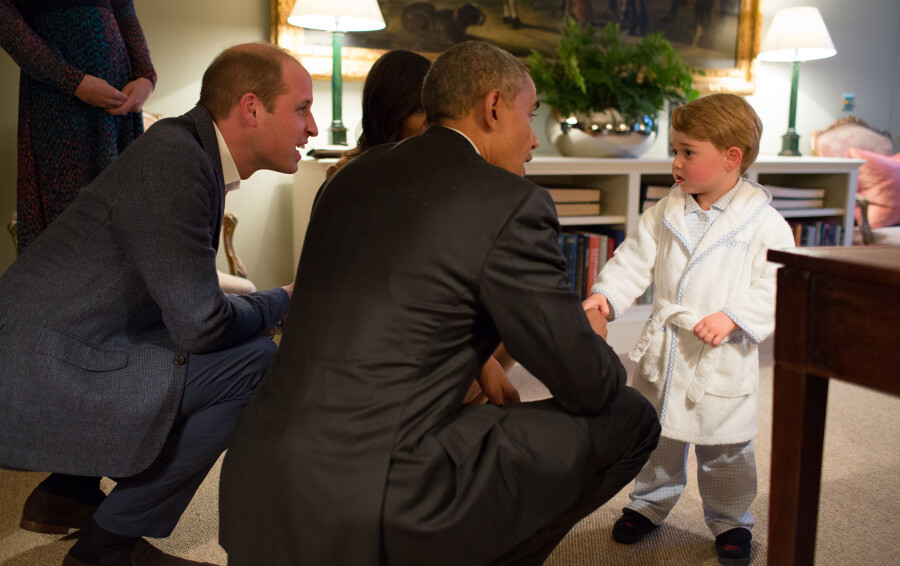 Le prince George, trois ans, a serré la main du président le plus sérieusement du monde, encouragé par son père le prince William. © The White House/Getty Images