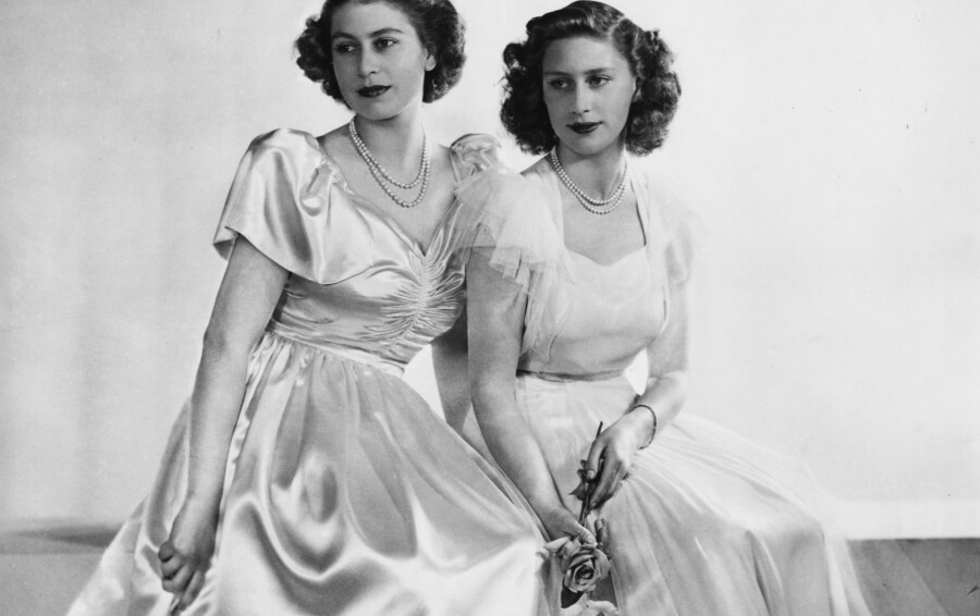 La future reine Élisabeth II et sa soeur, la princesse Margaret, en 1946.