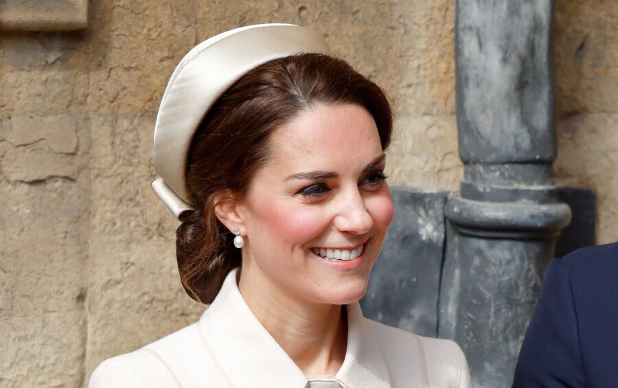 Le dimanche de Pâques à Windsor, Kate porte un manteau de la styliste Catherine Walker et un bibi crème lors de la traditionnelle messe organisée à l'occasion des fêtes à la chapelle Saint-Georges.
