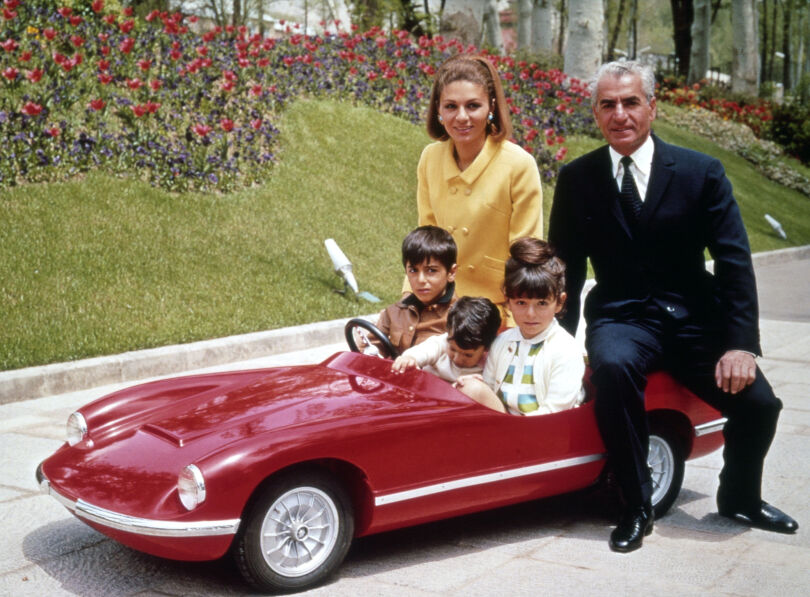 L'impératrice Farah, le shah d'Iran et trois de leurs enfants dans les jardins du palais de Niavaran en 1968.