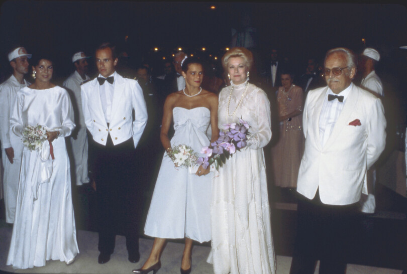 La princesse Caroline, le prince héréditaire Albert, la princesse Stéphanie, la princesse Grace et le prince Rainier lors du bal de la Croix Rouge le 30 juillet 1982. © Francis Apesteguy/Getty Images