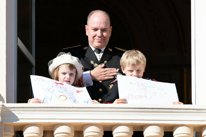Jacques et Gabriella de Monaco brandissent des feuilles à la Fête nationale le 19 novembre 2021.