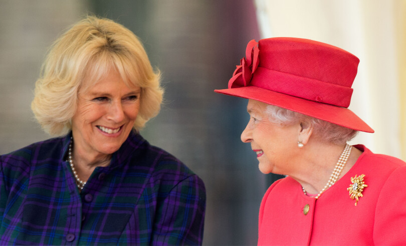 Élisabeth II et Camilla lors d'une visite de l'Ebony Horse Club et du centre d'équitation communautaire à Brixton à Londres, le 29 octobre 2013.