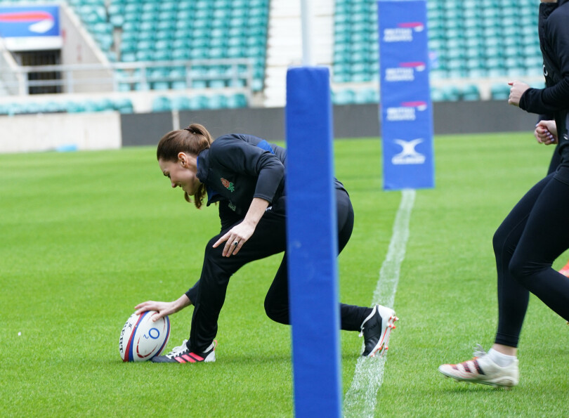 Kate marque un essai lors d'une session d'entraînement à Twickenham, le 2 février 2022.