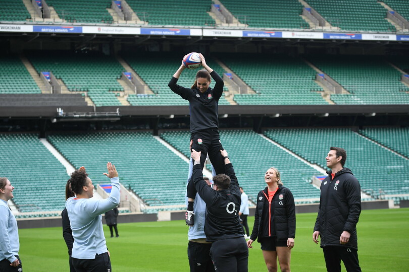 La duchesse de Cambridge récupère un ballon lancé en touche, à Twickenham, le 2 février 2022.