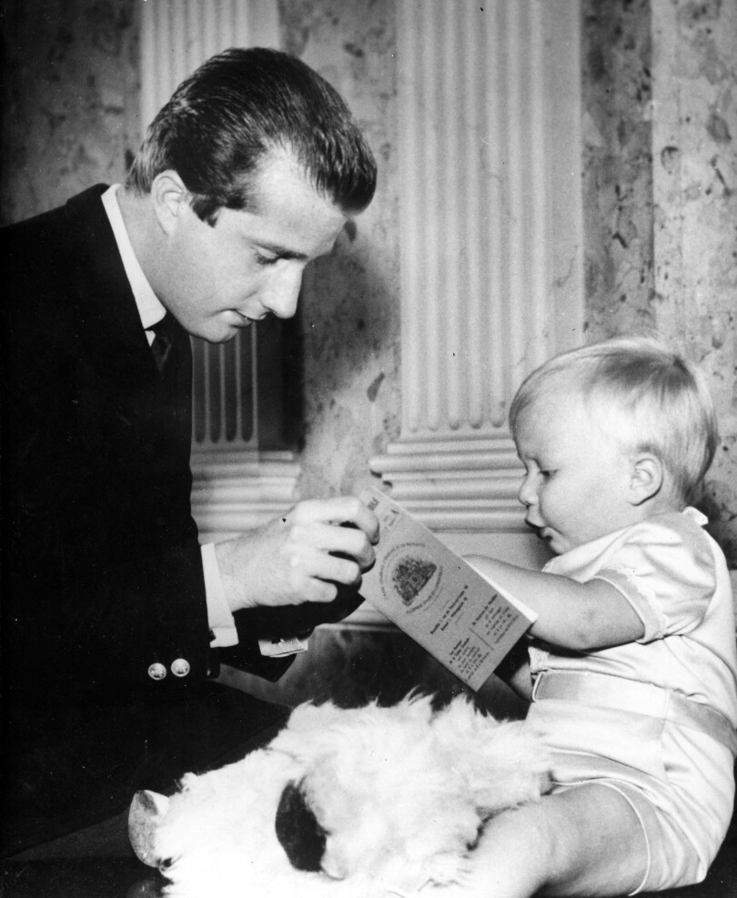 Le prince de Liège, Albert, et son fils aîné, le petit prince Philippe, en 1961.