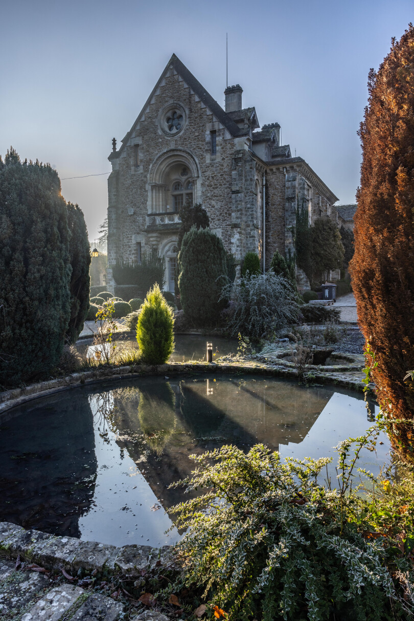 La Révolution française mettra à mal l'Abbaye des Vaux-de-Cernay, située à l'orée de la forêt de Rambouillet.