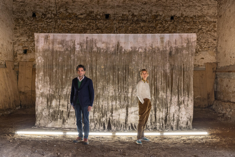 Victoire de Pourtalès et son époux Benjamin Eymere posent devant une oeuvre de l'artiste belge Edith Dekyndt.