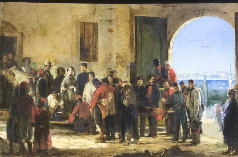 Les soldats britanniques blessés arrivent à Scutari où travaille Florence Nightingale.