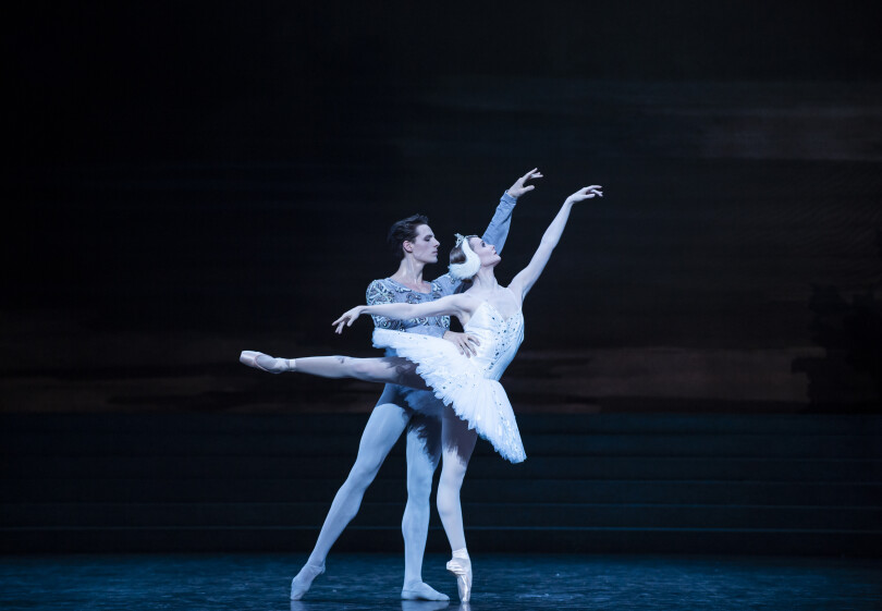 Germain Louvet et Léonore Baulac dans Le Lac des cygnes.