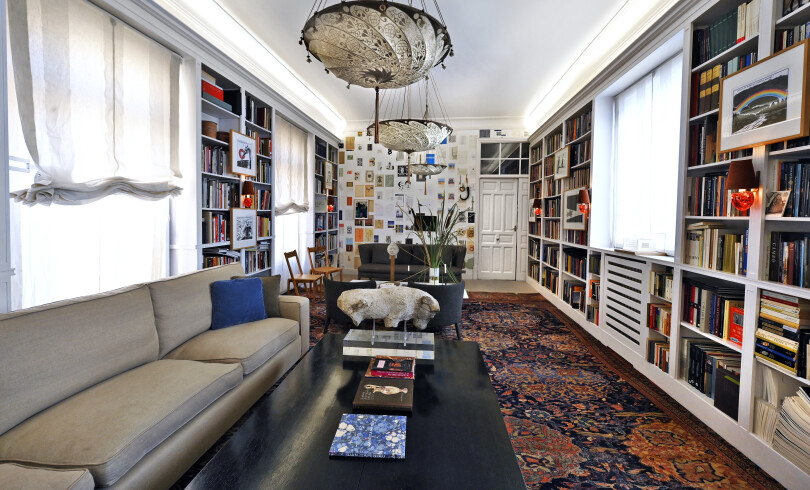 Le salon bibliothèque de Jan Taminiau, qui mêle art ancien et moderne.