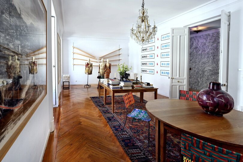 Le salon du créateur Jan Taminiau est l'une des pièces de son domicile madrilène dédiées à ses clientes.