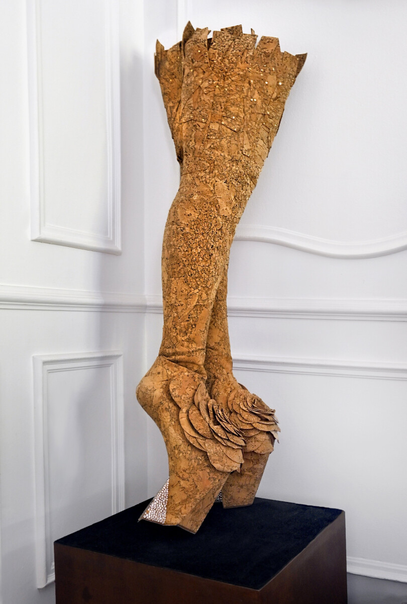 Prototype des bottes en liège dessinées par Jan Taminiau pour la chanteuse et actrice américaine Lady Gaga.