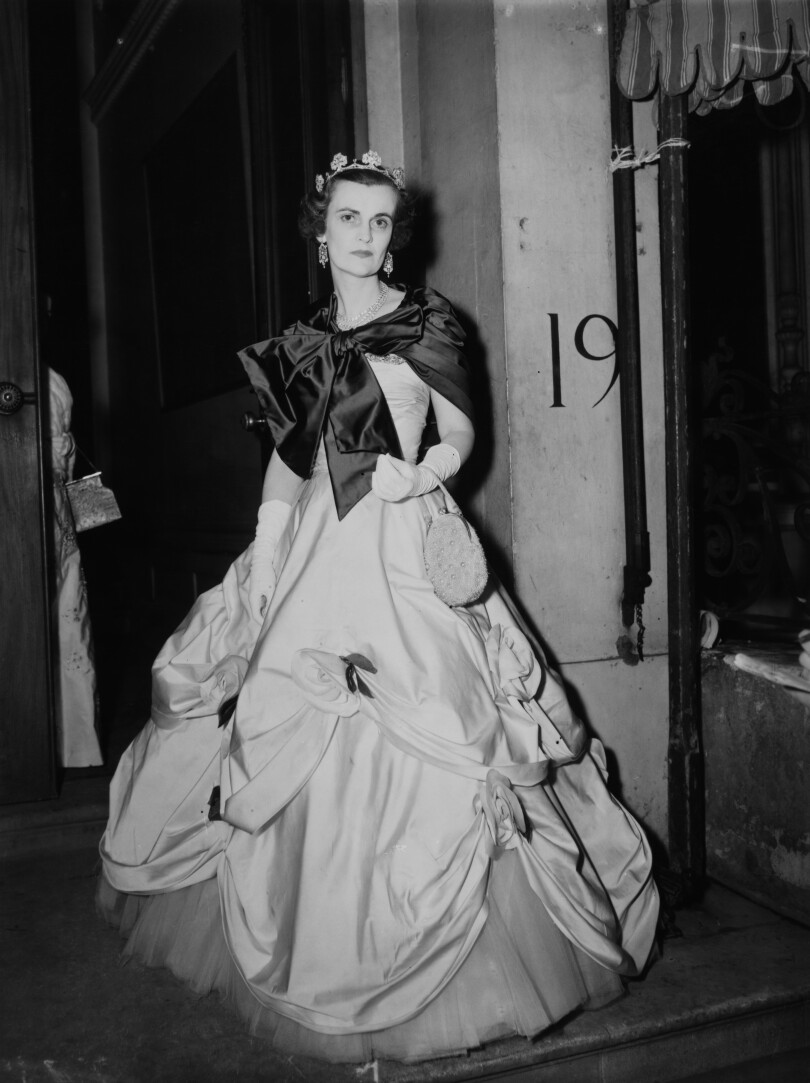 La 11e duchesse d'Argyll avant un bal, dans les années 1950.