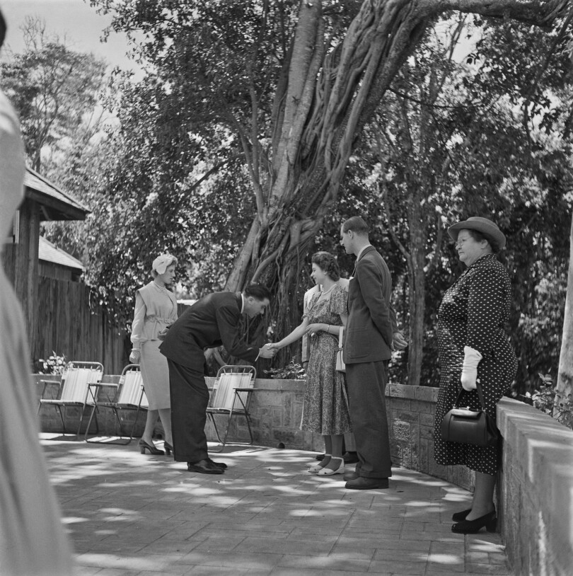 La princesse Élisabeth et le prince Philip sont accueillis à Sagana Lodge dans le comté de Nyeri au Kenya, le 5 février 1952.