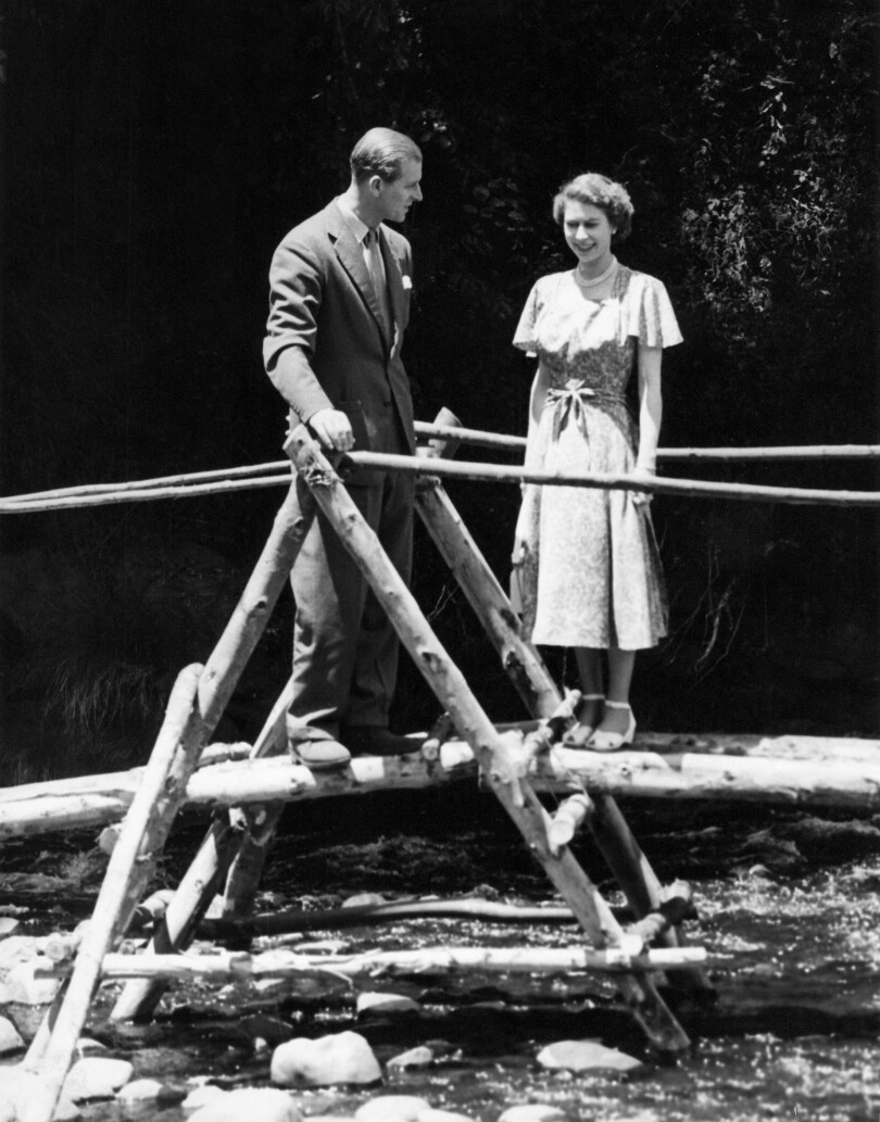 La princesse Elizabeth et le duc d'Édimbourg sur un pont dans le parc de Sagana Lodge, leur cadeau de mariage offert par le peuple du Kenya, le 5 février 1952.